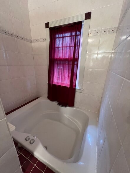 Bathroom Tub - 854 Sumner Ave