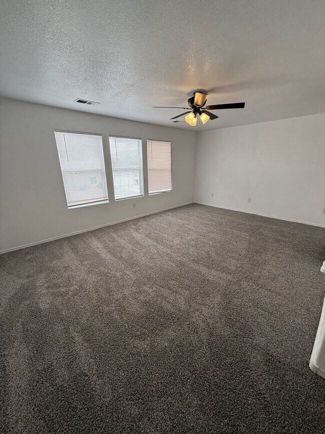 Building Photo - Spacious 5-Bedroom Home with 2 Living Areas – 2,270 Sq Ft Near Porter Dr.