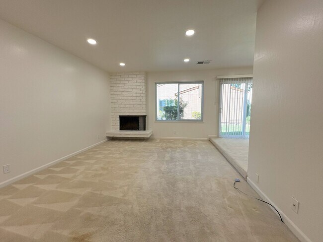 Building Photo - Beautifully Updated 3-Bedroom Townhome in ...