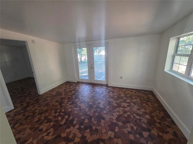 Building Photo - 1023 NE 6th St