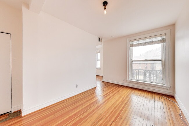 Building Photo - Modern comfort and classic charm!