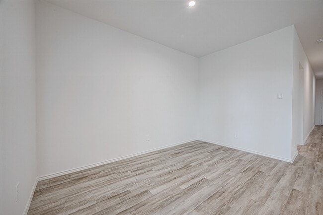 Building Photo - 5034 Balcolm Dr