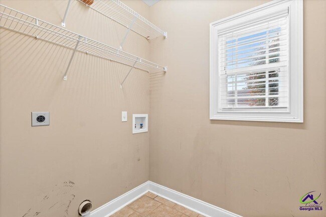 Building Photo - 300 Cheshire Dr