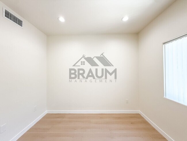 Building Photo - 10849 Fruitland Dr