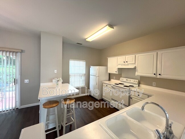 Building Photo - 3279 Mannington Dr
