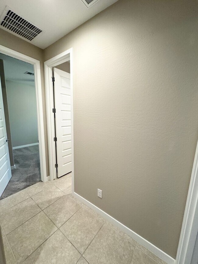 Building Photo - Beautiful Single Level Home Near Verrado!