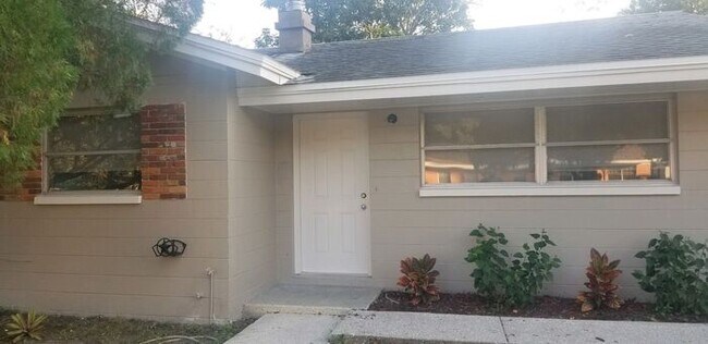 Primary Photo - FOREST HILLS - FENCED YARD