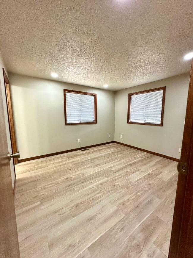Building Photo - Remodeled 3 Bed Home in Deschutes River Woods with A/C & Large Fenced Yard
