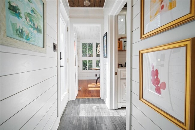 Building Photo - 237 Coming St