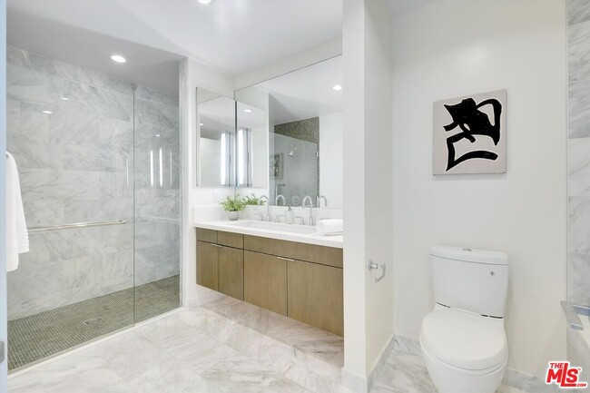 Building Photo - 1705 Ocean Ave