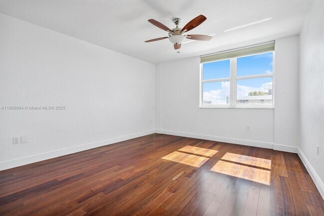 Building Photo - 10350 W Bay Harbor Dr