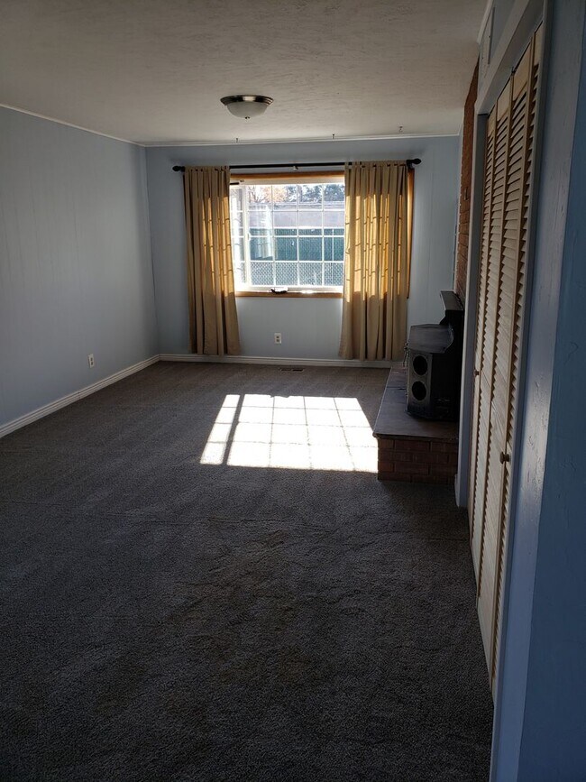 Building Photo - 3 bedroom 1 bath *****Great location!