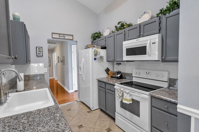 Building Photo - 3 bedroom furnished rental in Goose Creek - Fenced yard and great location