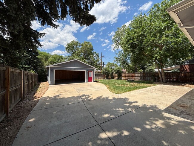 Building Photo - 3 Bed/2 Bath Ranch Home on Large Lot with Oversized Garage