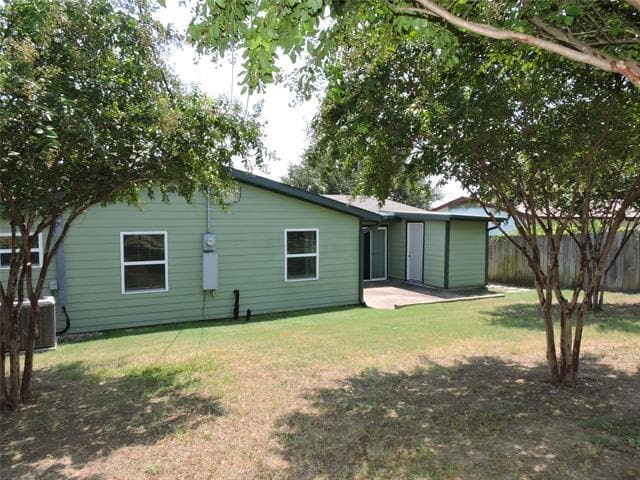 Building Photo - 11927 Hoblitzelle Dr