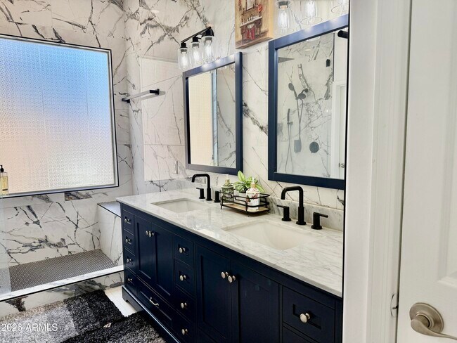 Building Photo - 3927 S Hollyhock Pl