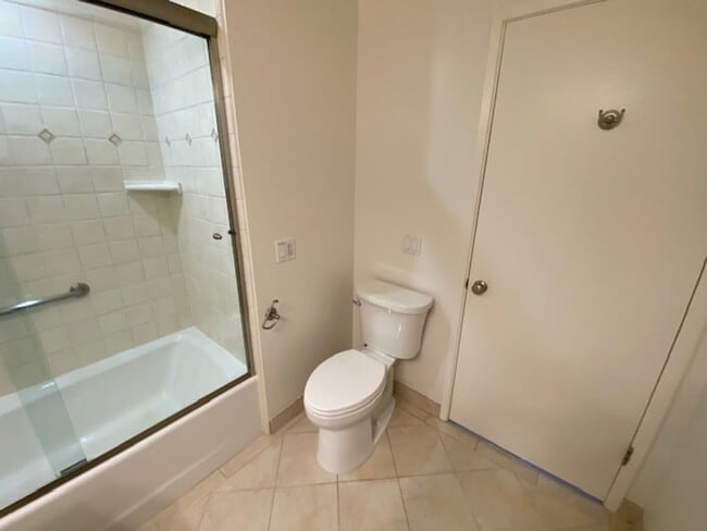 Building Photo - 701 Pine St