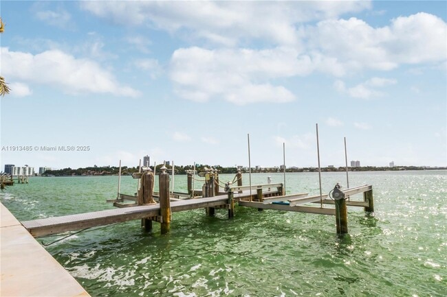 Building Photo - 1700 Bay Dr