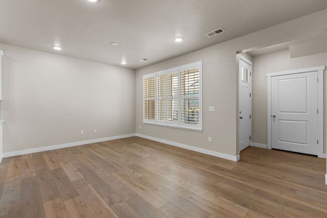 Building Photo - 2 Bedroom 2 Bathroom Ground Floor Townhome in Centerra