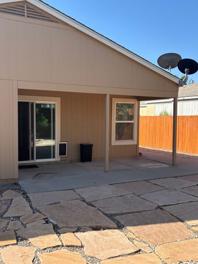Building Photo - Charming 2 Bed, 2 Bath Home in Rio Rancho