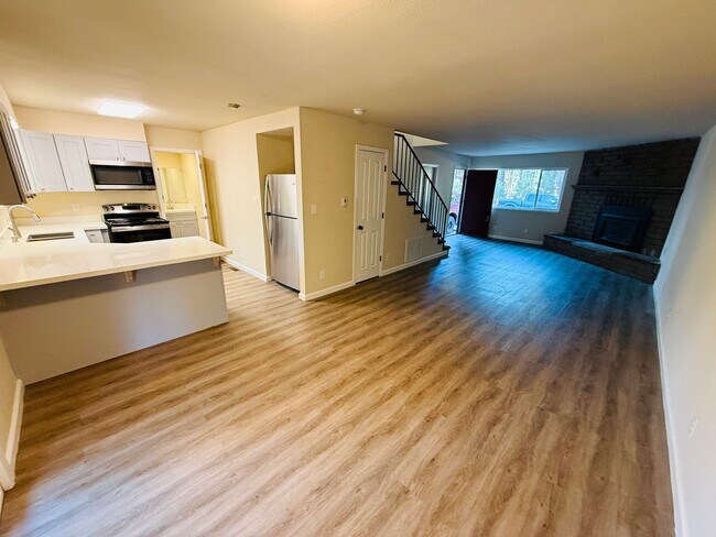 Building Photo - 3 bed 2 bath unit with 1 car garage - Pet Friendly