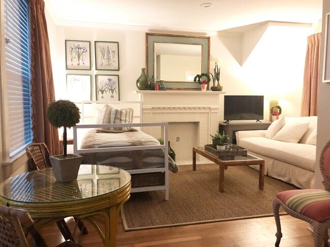 Building Photo - Available June 2026 – Furnished 1BR in Hundred Oaks | Utilities Included