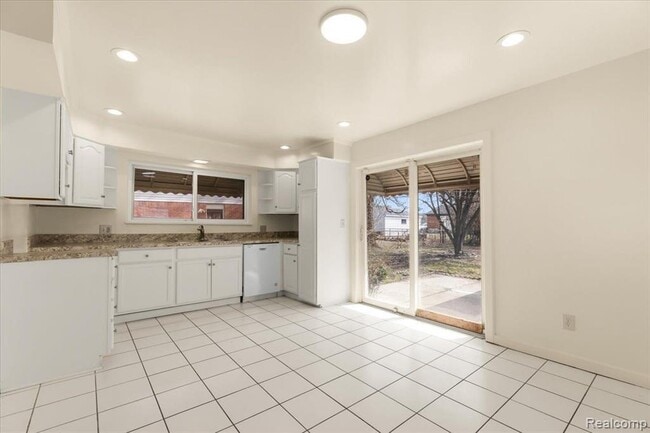 Building Photo - 10343 N Oak Dr