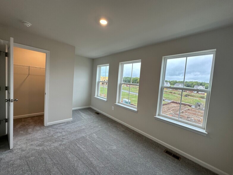 Building Photo - 318 Mineral Springs Rd