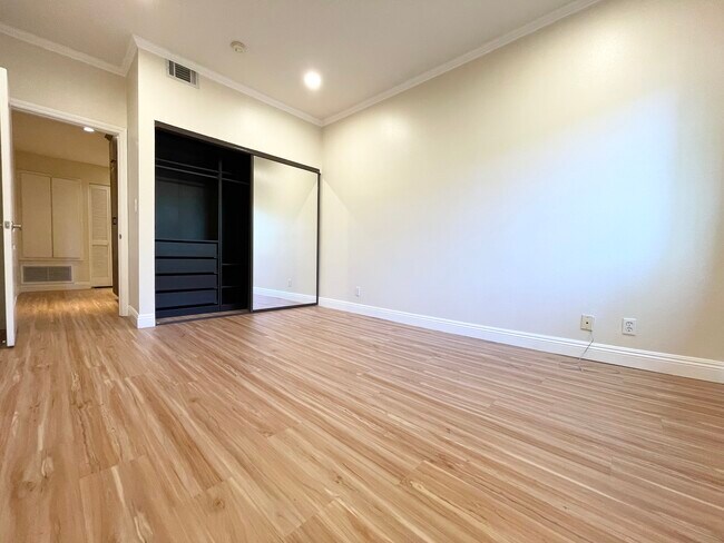 Guest Bedroom/Office - 13331 Moorpark St
