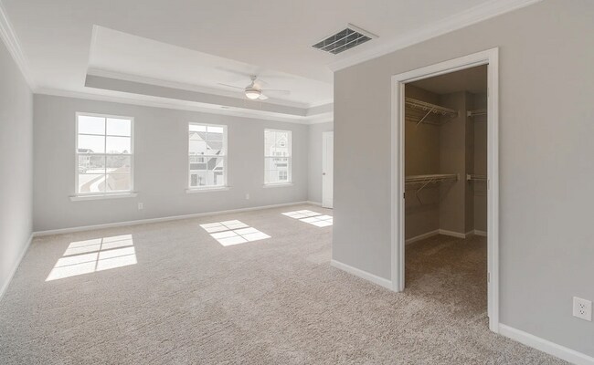 Building Photo - Spacious 5-Bedroom Home with Modern Finishes in Prime Elgin Location