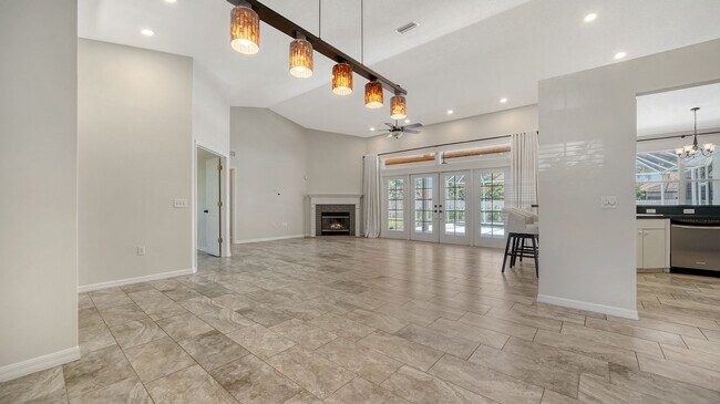 Building Photo - 4-Bedroom Home with Pool in Eastlake Commu...