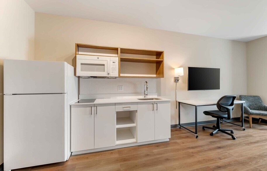 Building Photo - Furnished Studio-Phoenix - Chandler - Airport