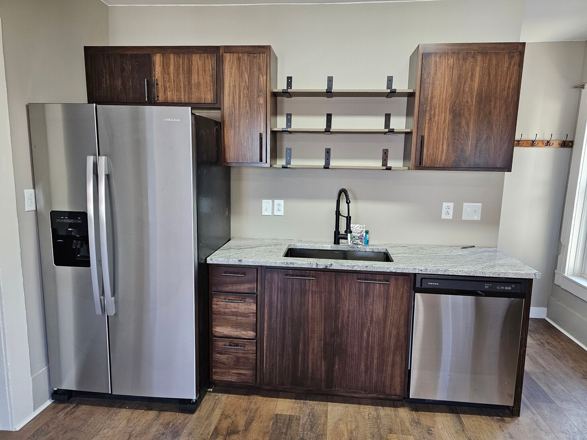 Kitchen + dishwasher - 502 Bay St