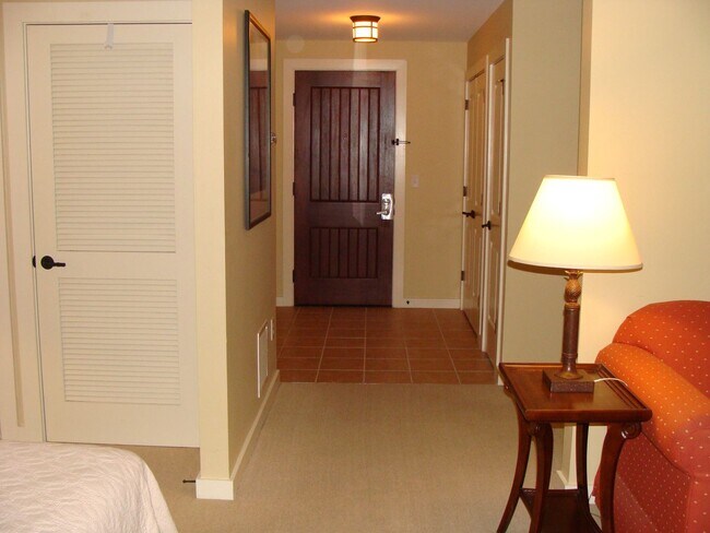 Building Photo - 1-bedroom furnished condo with fenced courtyard