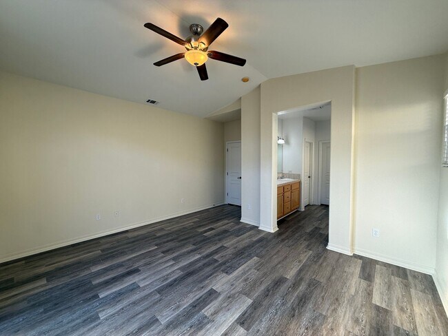 Building Photo - Beautiful Bradley Square Single Story Home With Easy Access to Shopping/101 Frwy