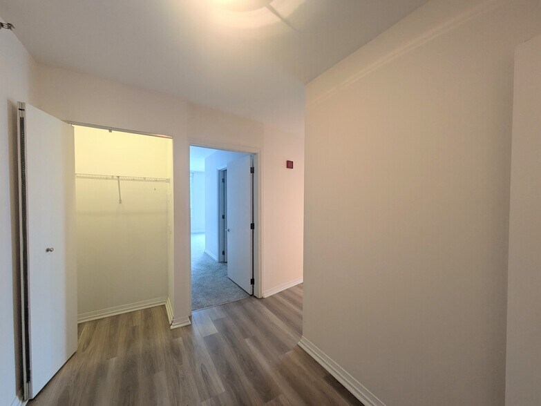 foyer with closet and w/d - 33 W Ontario St