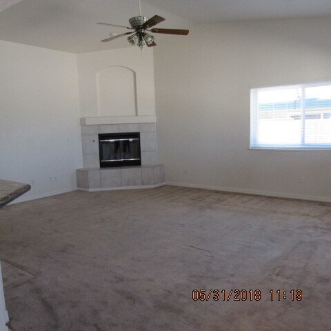 Building Photo - 3 Bedroom 2 bathroom 3 car garage