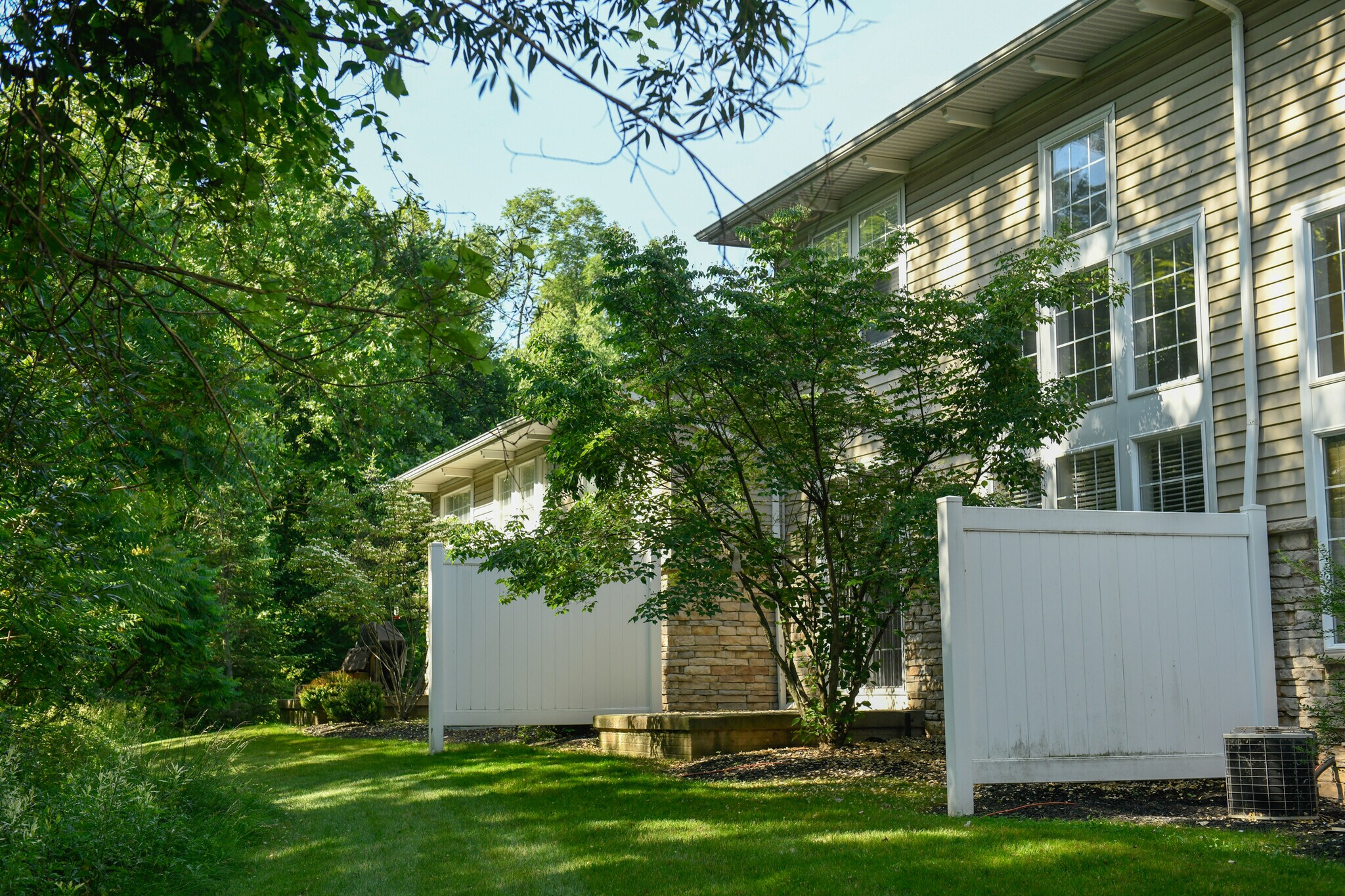 Building Photo - 5845 Crescent Ridge Dr