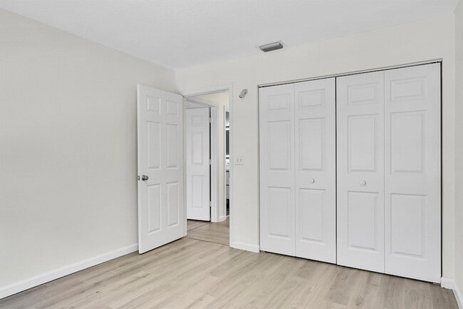 Building Photo - 3354 Greenview Terrace W