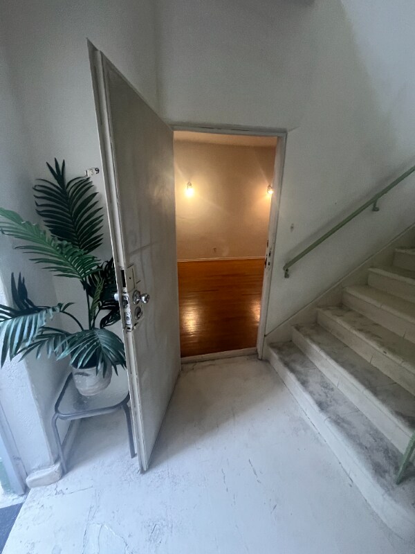 Building Photo - 139 Sweetzer Ave