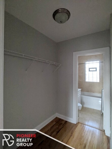 Building Photo - 546 W Surf St