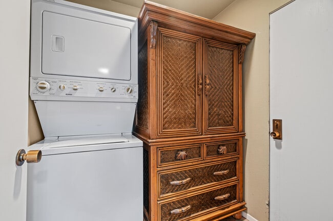 Building Photo - 215 Calle Bravo