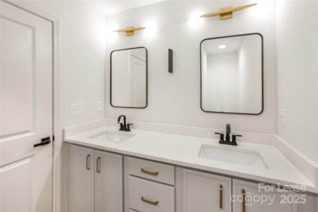 Building Photo - 2718 Mayfair Ave