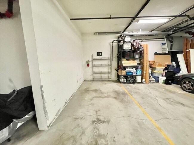 Building Photo - Sun Drenched Mission Loft! Top floor/Penthouse unit! 1BD/2BA! 1,202 SqFt! Parking! Laundry! Stora...