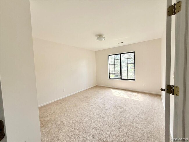 Building Photo - 1550 Meadowside Dr
