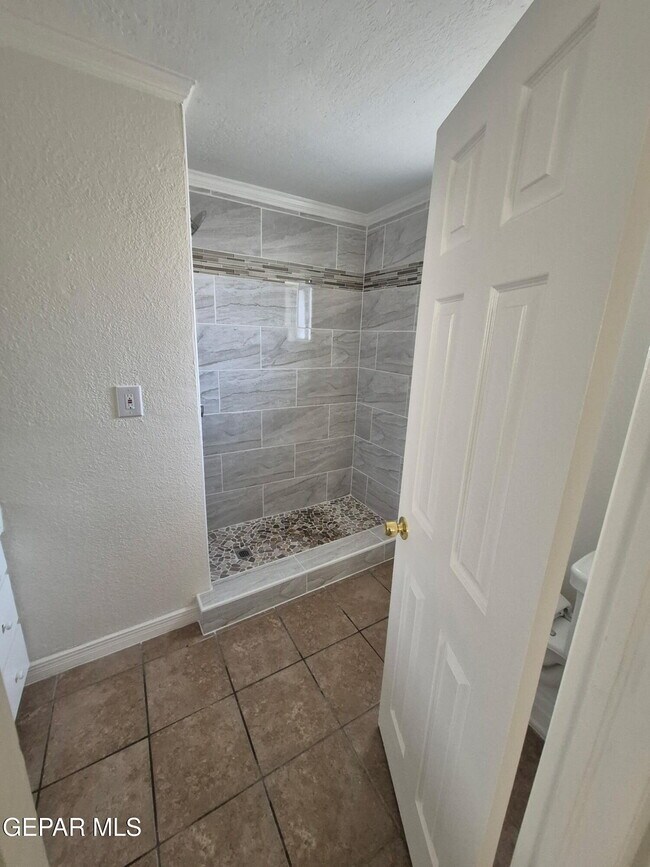 Building Photo - 6644 Mariposa Dr