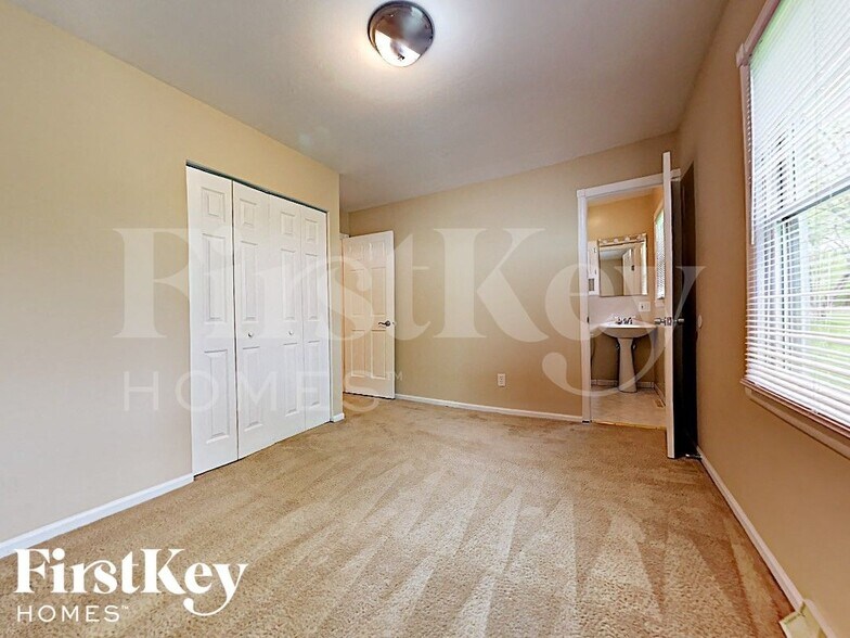 Building Photo - 786 N Shore Dr