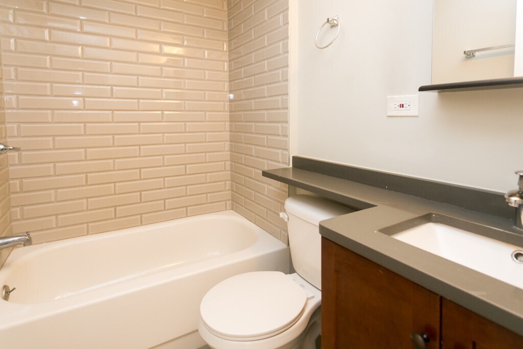 Building Photo - 450 W Wellington Ave