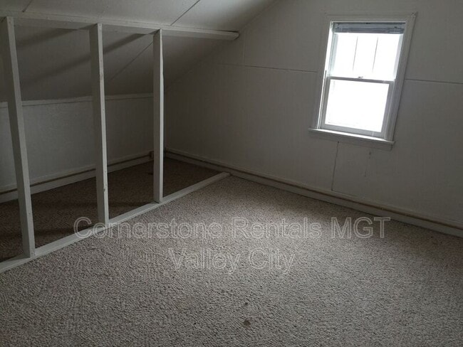 Building Photo - 233 8th Ave NE