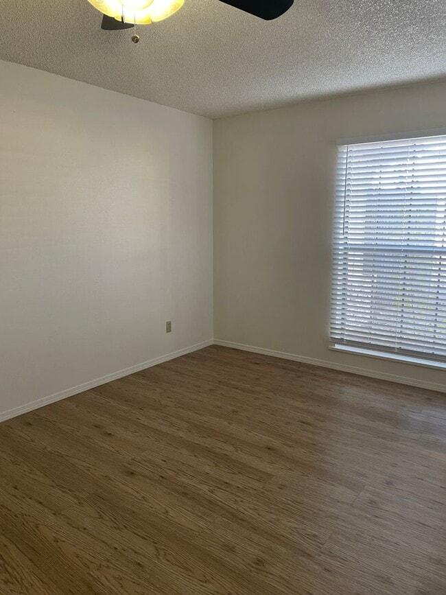 Building Photo - 2 Bed / 2 Bath Duplex with Garage & Private Yard – Great Location!